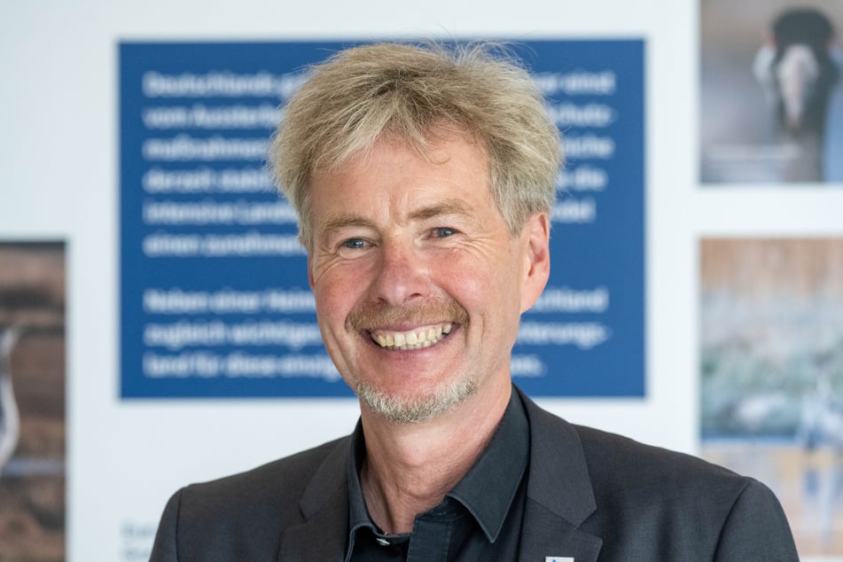 Günter Nowald, Leiter des NABU-Erlebniszentrums Kranichwelten in Mecklenburg-Vorpommern, hat die Zugmeldungen im Blick.