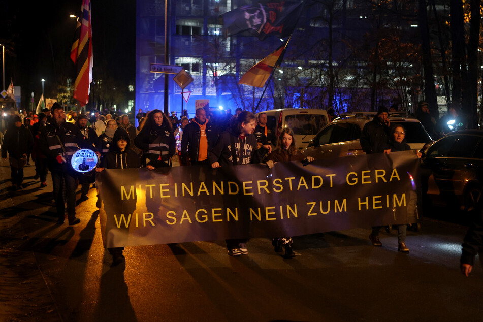 Mit Plakaten und Fahnen zogen die Demonstranten am Samstagabend durch Gera.