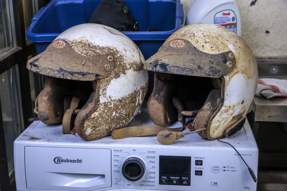 Die Helme der Brüder über der heimischen Waschmaschine.