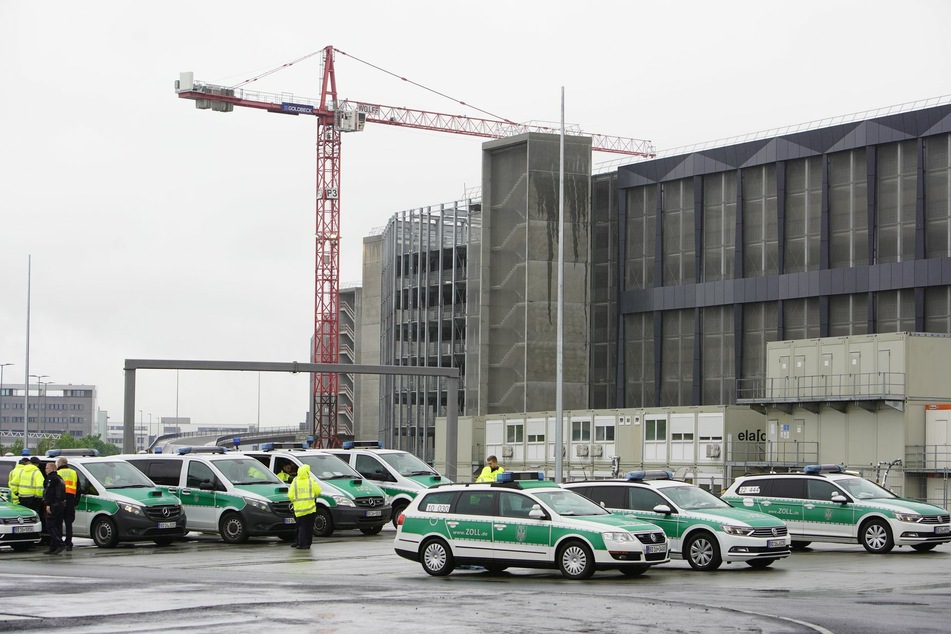 Rund 450 Polizeikräfte waren bei der Razzia am Flughafen Frankfurt im Einsatz.
