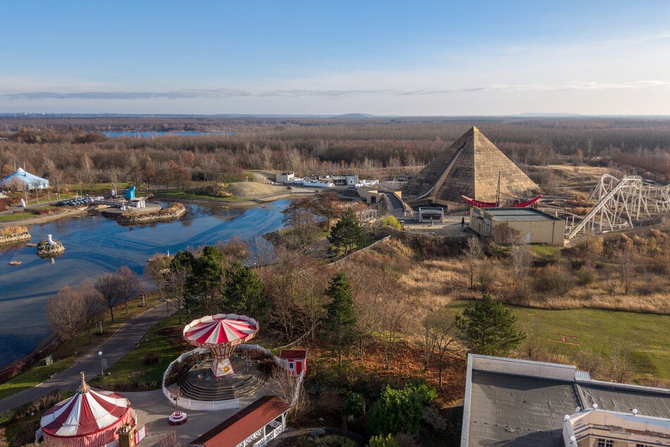 In den Folgejahren will die Compagnie des Alpes die anderen Bereiche an das Asterix-Thema anpassen. Die berühmte Pyramide des Parks soll dabei bleiben.