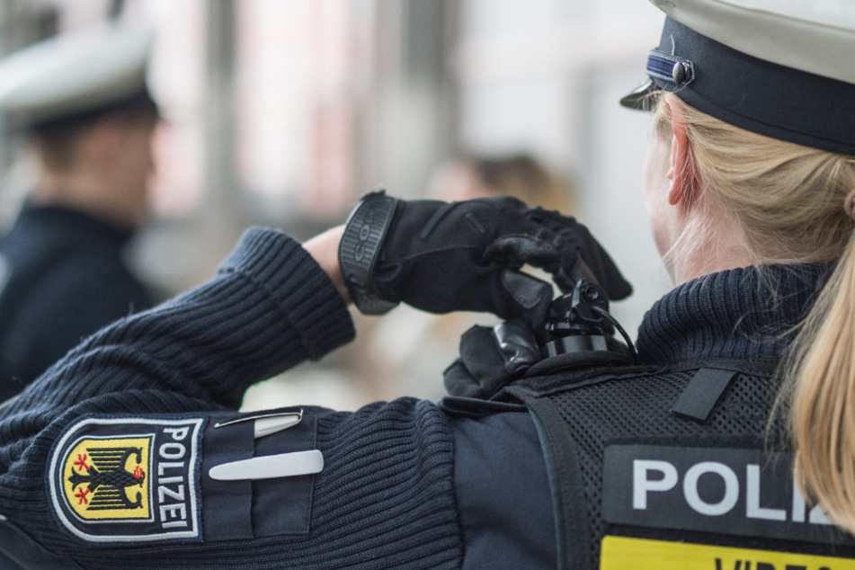 Der 17-Jährige konnte schließlich der zuständigen Bundespolizei übergeben werden. (Symbolbild)