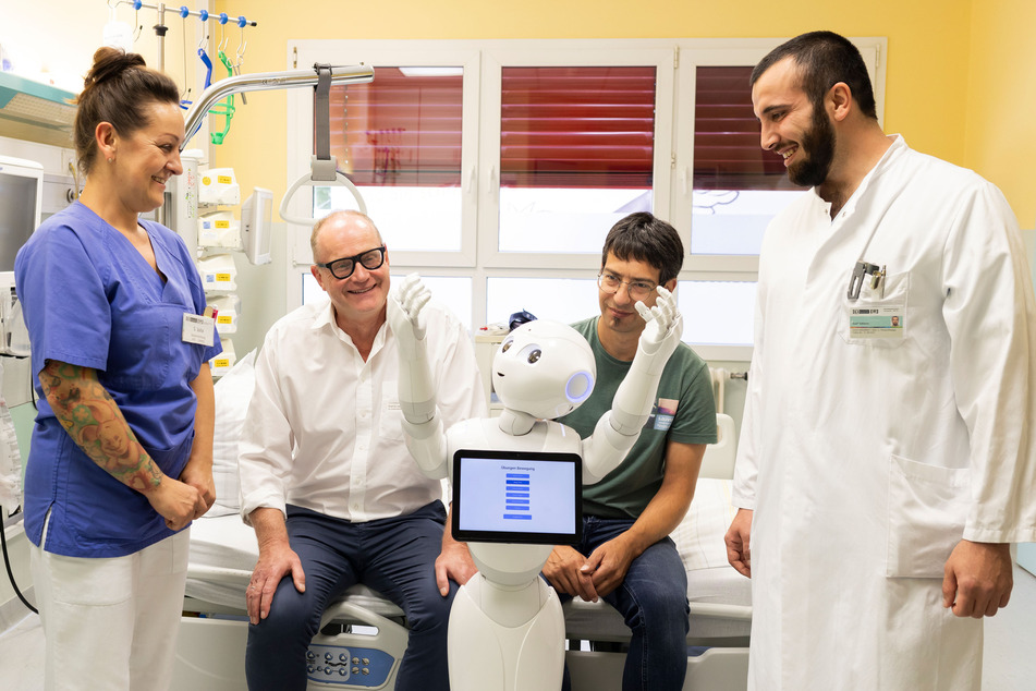 Unter der Leitung von Prof. Dr. med. Jens Wippermann (2.v.l.) wird künftig der Roboter "Otto" in der Magdeburger Uniklinik "arbeiten".