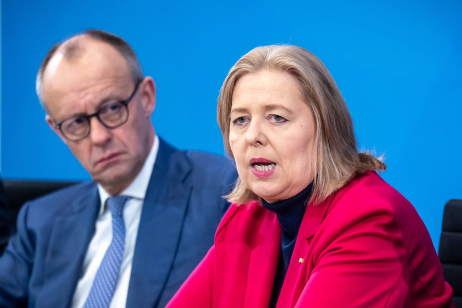 Symbol für eine gespaltene Koalition: Bundeskanzler Friedrich Merz (70, CDU) und SPD-Vorsitzende Bärbel Bas (58).