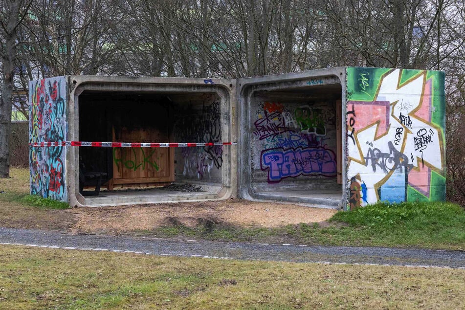 Im Skatepark an der Nieskyer Straße wurde ein Unterstand in Brand gesetzt.