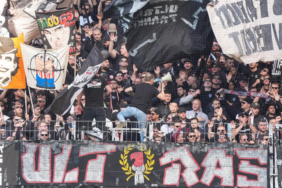 Nach der derben 1:3-Heimniederlage gegen RB Leipzig hat Eintracht Frankfurts Capo der Mannschaft die Meinung gegeigt.