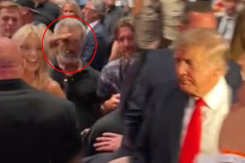 Ex-US-Präsident Donald Trump (75) zeigte sich am Samstag auf dem Martial-Arts-Event UFC 264. Mel Gibson (65) salutierte ihm (Bildmontage).