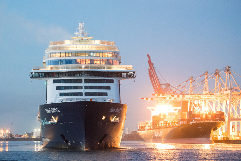 Ende Juli nahm Tui das Kreuzfahrtgeschäft wieder auf. Die "Mein Schiff 2" läuft nach einem dreitägigen Tripp in Hamburg ein.