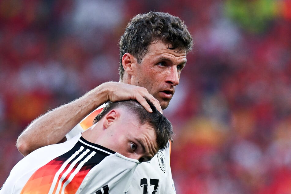 Thomas Müller (36, hinten) und Florian Wirtz (22) spielten 2024 auch in der Nationalmannschaft zusammen.