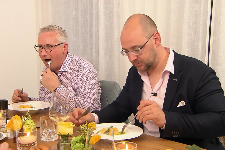 Jeder Bissen ein Genuss: Nicht nur Axel (49, l.) ist vom Veggie-Menü der Jüngsten in der Krefelder Runde ganz angetan.