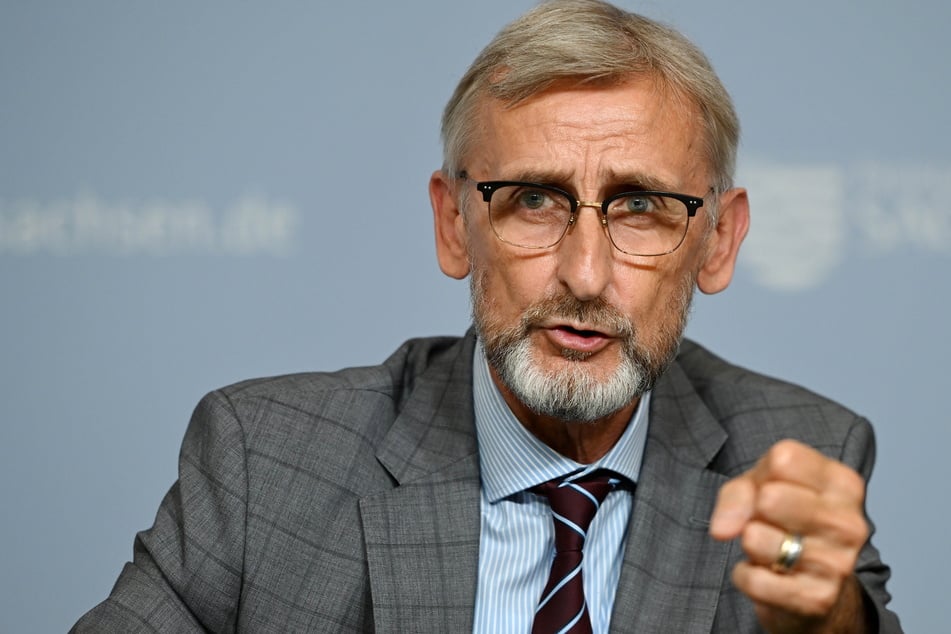 Wie Innenminister Armin Schuster (64, CDU) mitteilte, wurden die Leitstellensysteme der Polizei modernisiert.