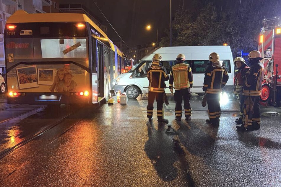 Unfall im Leipziger Osten: Transporter und Bus stoßen zusammen