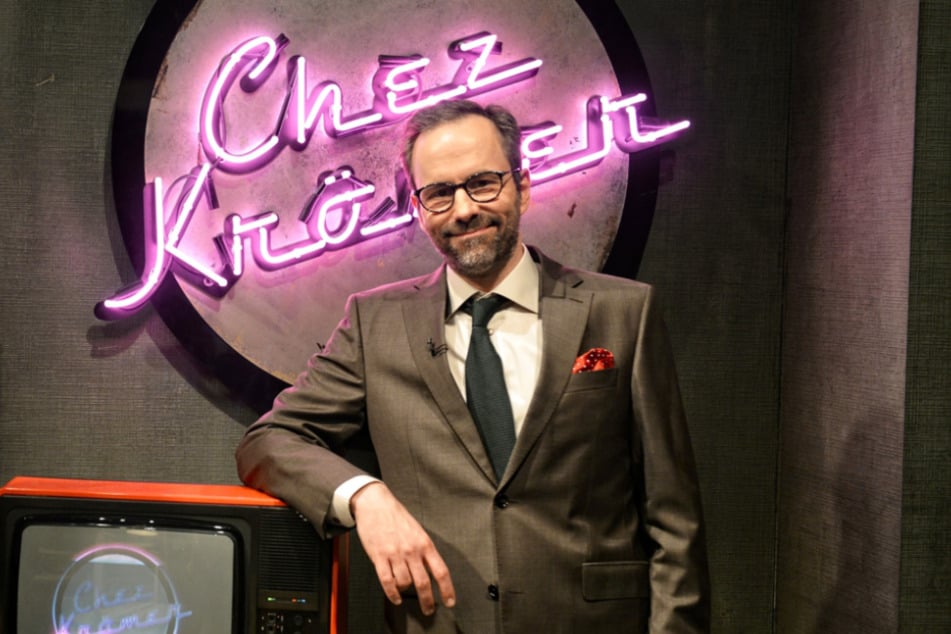In der rbb-Sendung "Chez Krömer" fühlt Kurt Krömer seinen Gästen - mal mit absurd-naive Fragen, mal mit bösem Witz- auf den Zahn. 