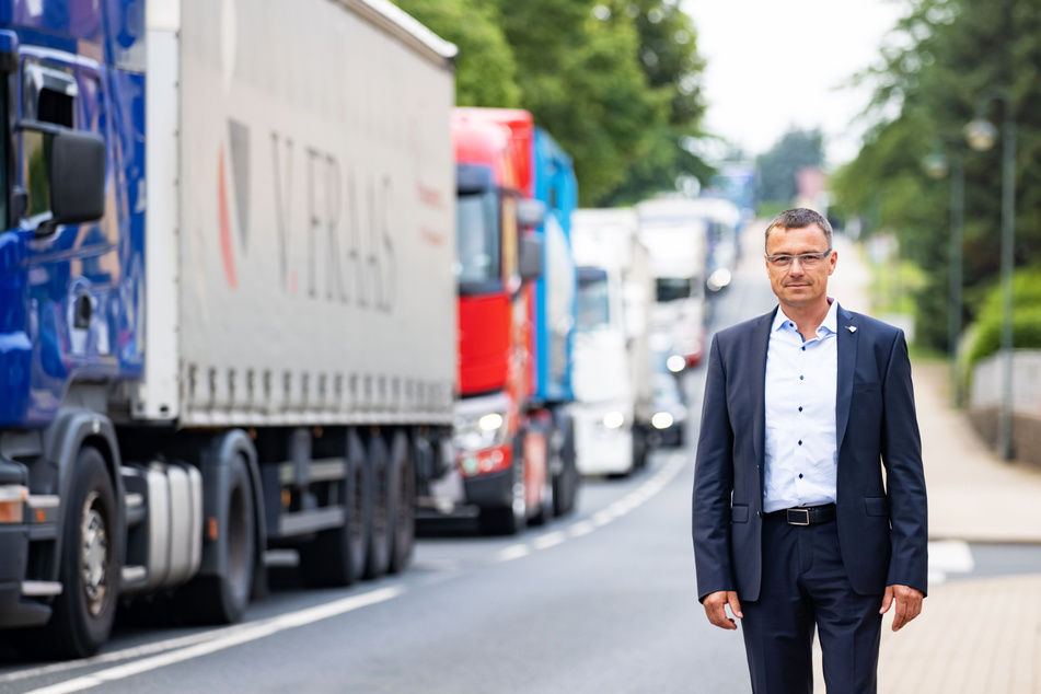 Wilsdruffs Bürgermeister Ralf Rother (49, CDU) an der Nossener Straße. Dort quälen sich fast täglich Laster-Kolonnen durch den Ort.