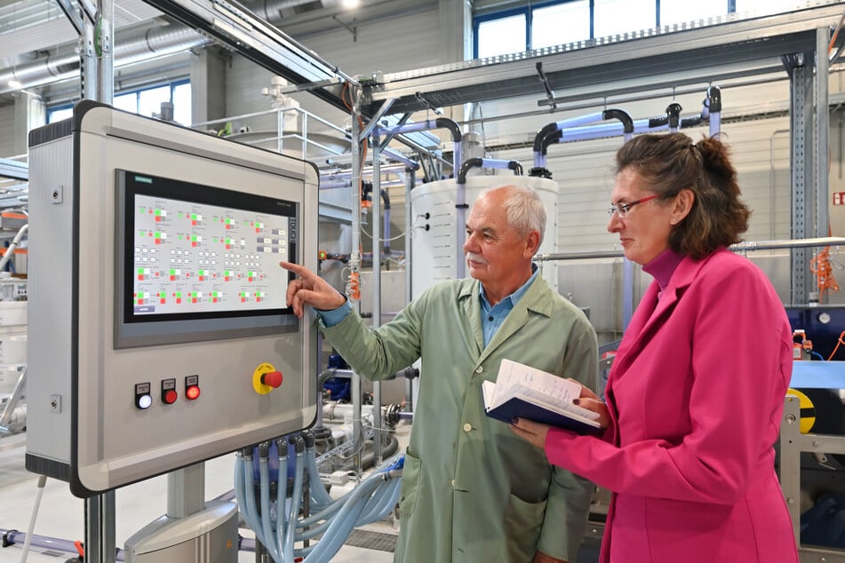 STFI-Direktorin Heike Illinh-Günther (56) und Wolfgang Schilde mit seinem alten Arbeitskittel an einer Vliessanlage.