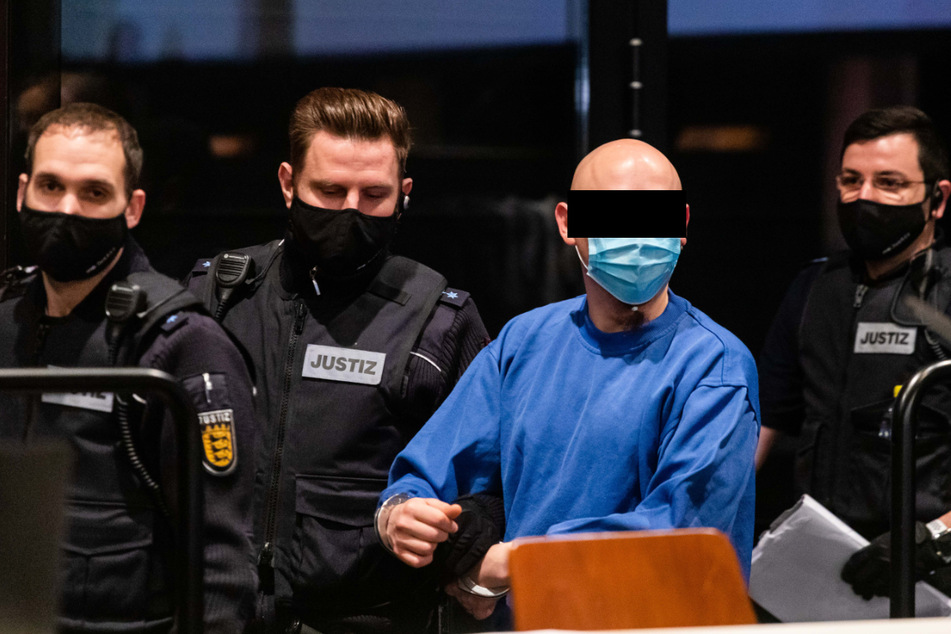 Der Angeklagte Yves R. wird von Justizbeamten in den Verhandlungssaal geführt.