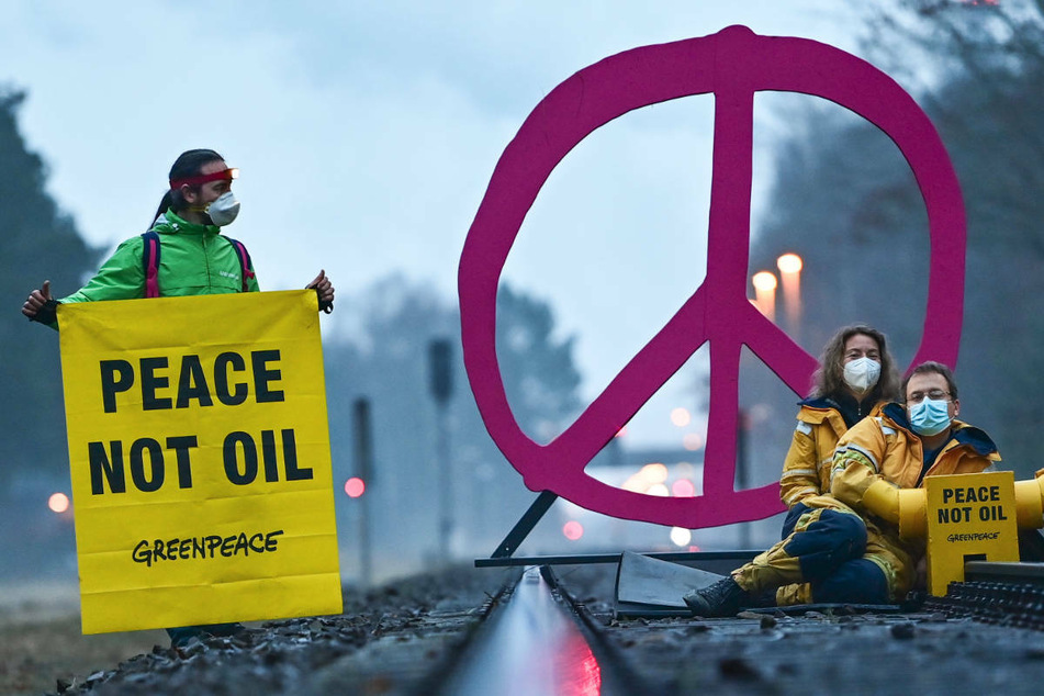 Protest-Aktion vor PCK-Raffinerie Schwedt: Greenpeace belagert Rosneft-Tochter