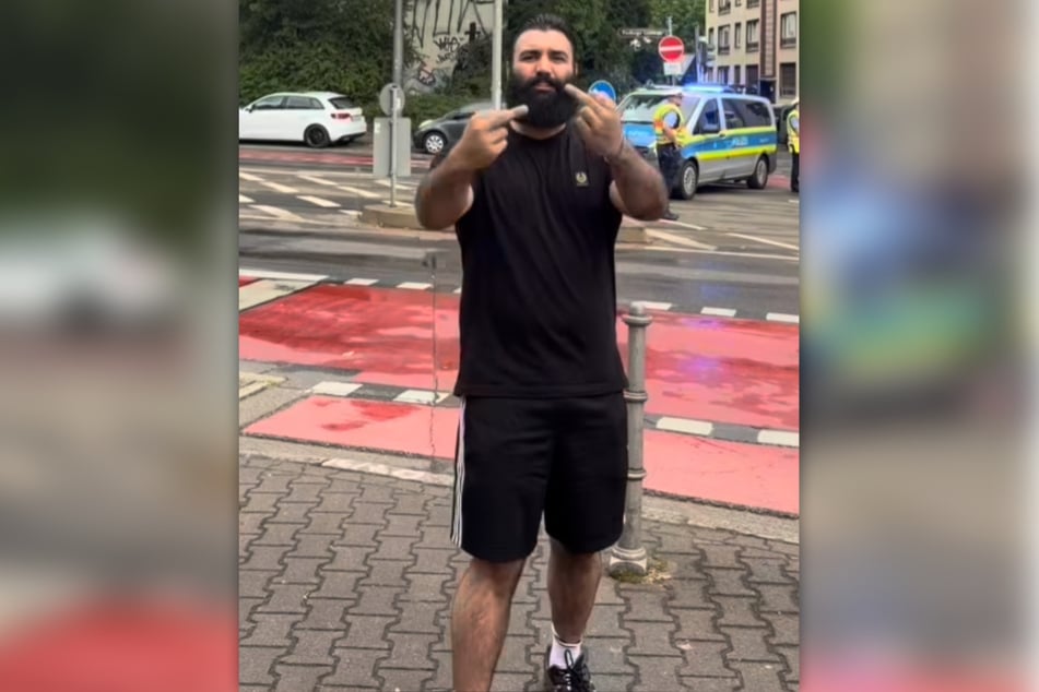 Rapper Dahabflex thematisiert in seinen Songs Sozialismus und Kommunismus, positioniert sich gegen Faschismus und solidarisiert sich mit Palästina.