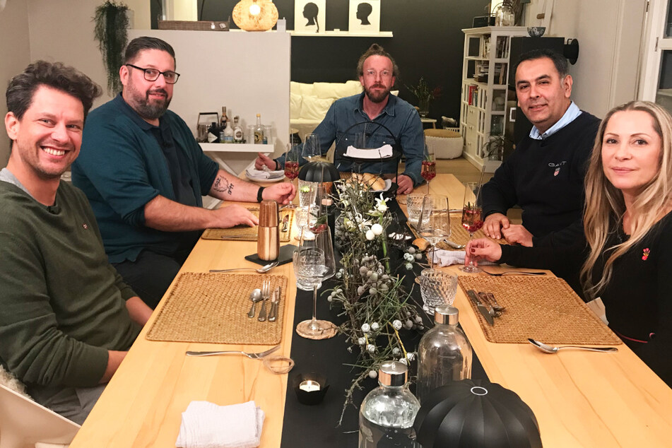 "Das perfekte Dinner": Die Kandidaten (v. l. n. r.) Daniel (41), Patrick (44), Philipp (44), Faruk (49) und Cassandra (53) sitzen zusammen zu Tisch.