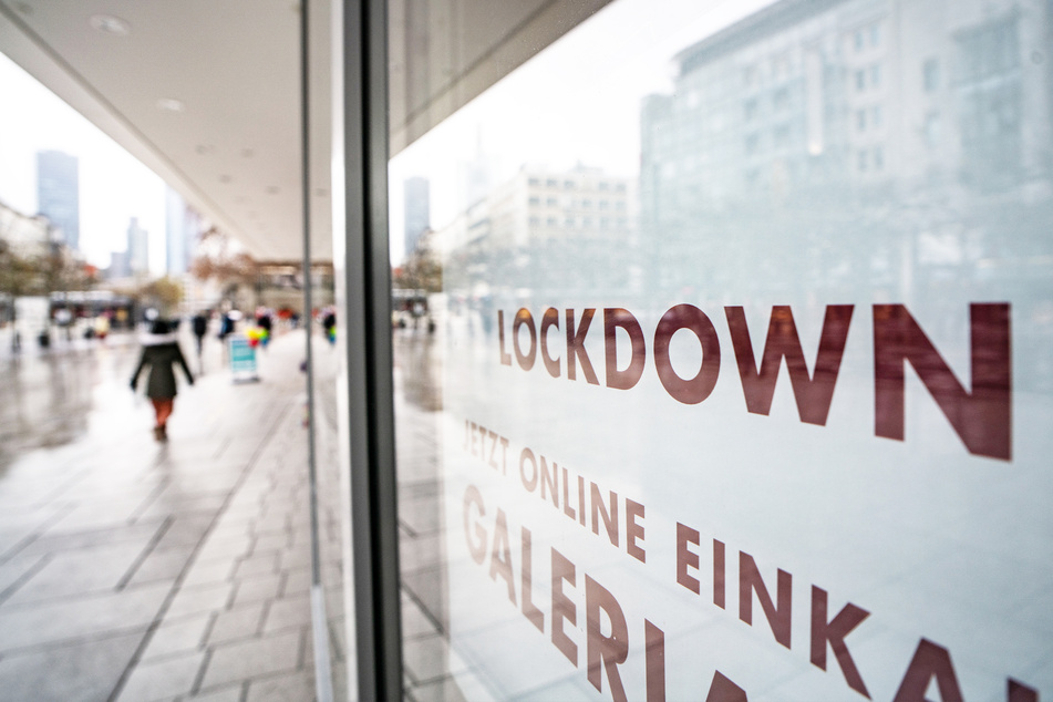 "Lockdown" steht im Schaufenster eines geschlossenen Kaufhauses auf der Frankfurter Zeil, das darunter zum Online-Einkauf rät.