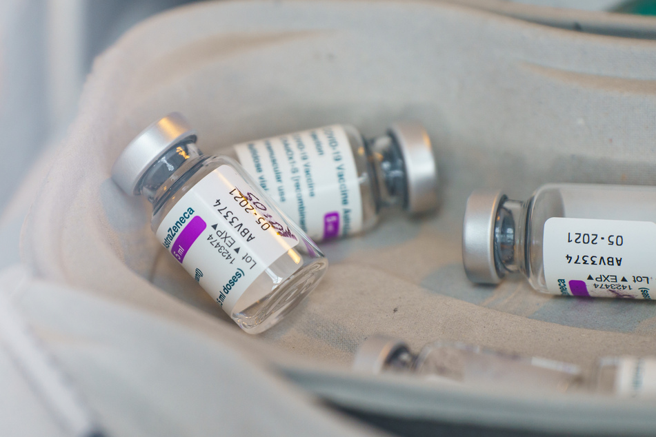 Leere Ampulle vom Corona-Impfstoff von AstraZeneca liegen nach dem Aufziehen in einer Schale. Die französische Regierung weitet die Anwendung des Impfstoffs von Astrazeneca aus.