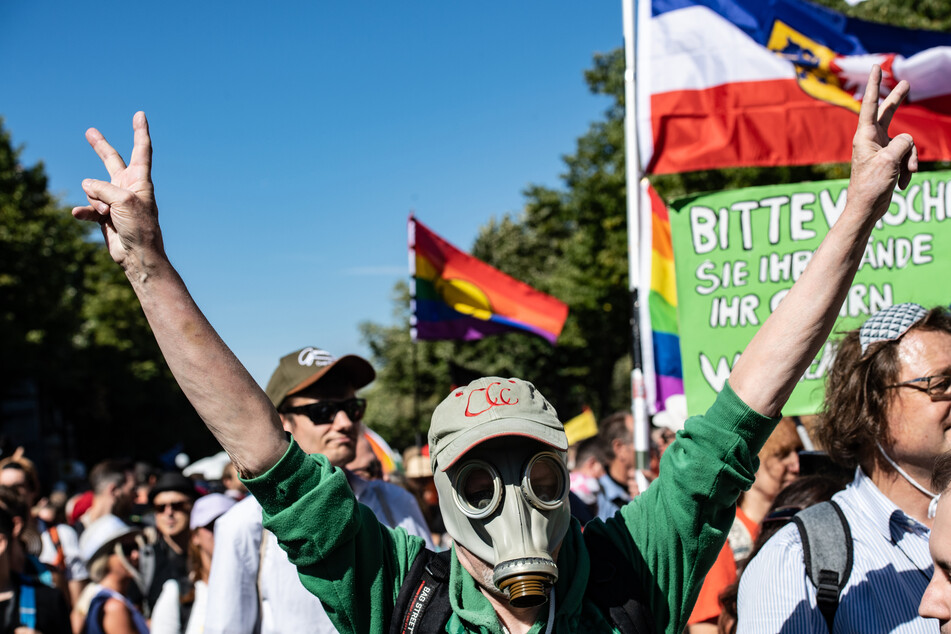 Ein Teilnehmer trägt eine Gasmaske bei der Demonstration gegen Corona-Maßnahmen unweit des Brandenburger Tores. Dazu aufgerufen hat die Initiative "Querdenken 711".