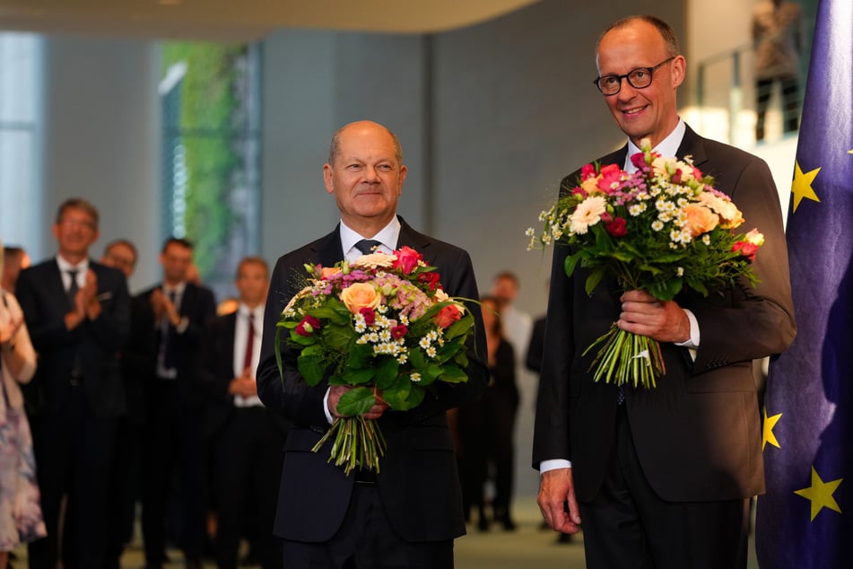 Im Kanzleramt übergab Olaf Scholz (66. SPD, l.) die Geschäfte an seinen Nachfolger Friedrich Merz (69, CDU, r.)