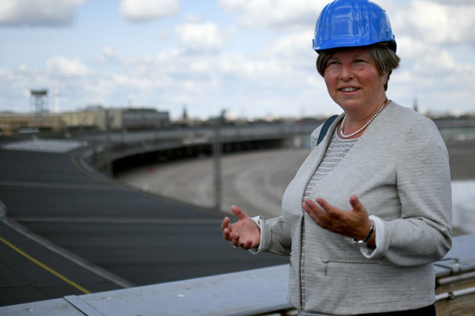 Katrin Lompscher (58, Linke) besichtigte am ehemaligen Flughafen Tempelhof den Tower. (Archivbild)