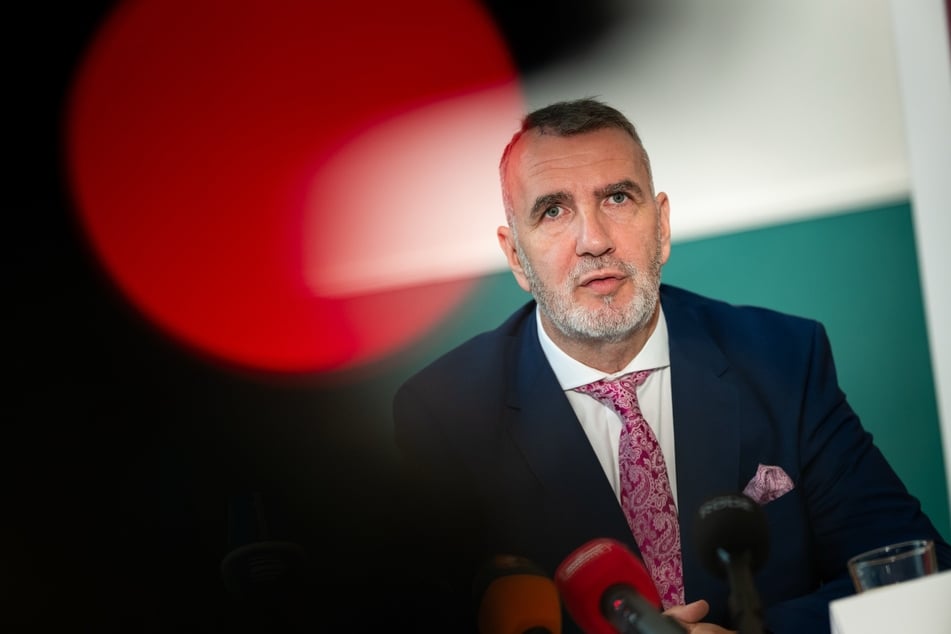 Steffen Schütz hat in seiner Rede den Thüringer BSW-Landesverband verteidigt.