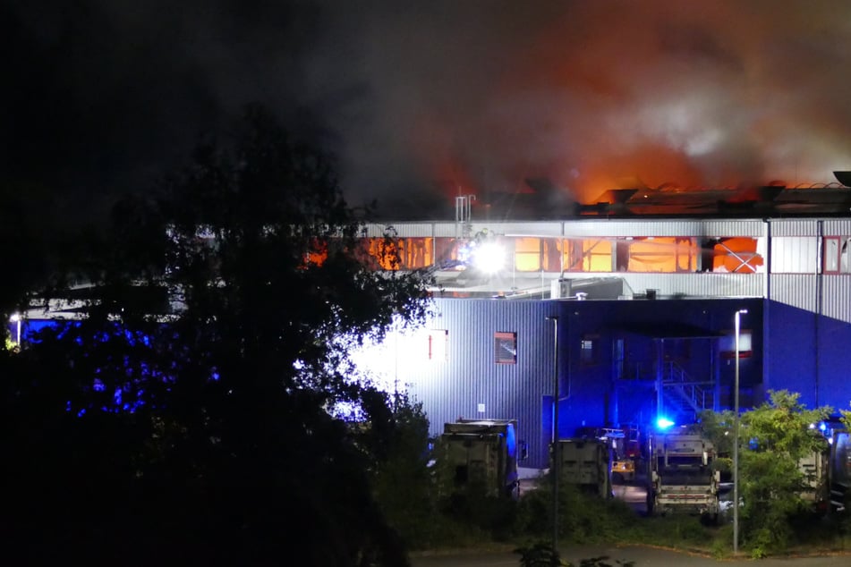 Feuerwehr atmet auf: Großbrand in Sperrmüll-Halle unter Kontrolle