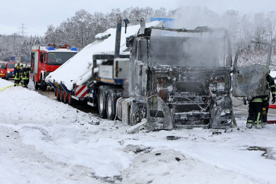 Der Lkw brannte im Frontbereich komplett aus.