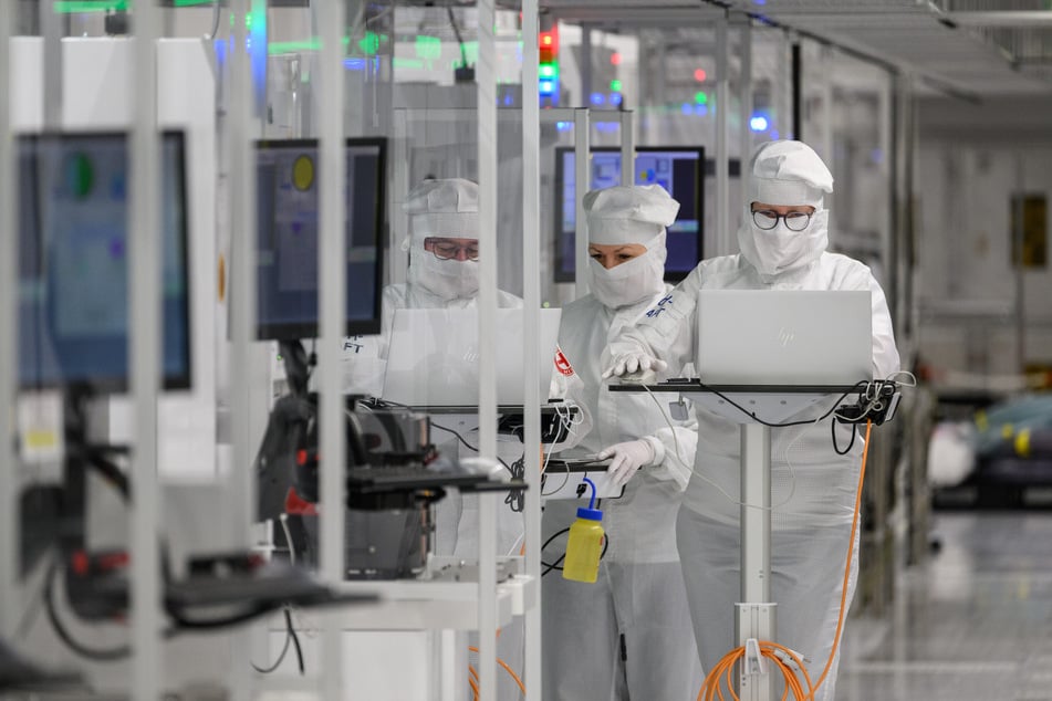 Mitarbeiter des Chipkonzerns Infineon im Reinraum der bereits bestehenden Dresdner Chipfabrik.