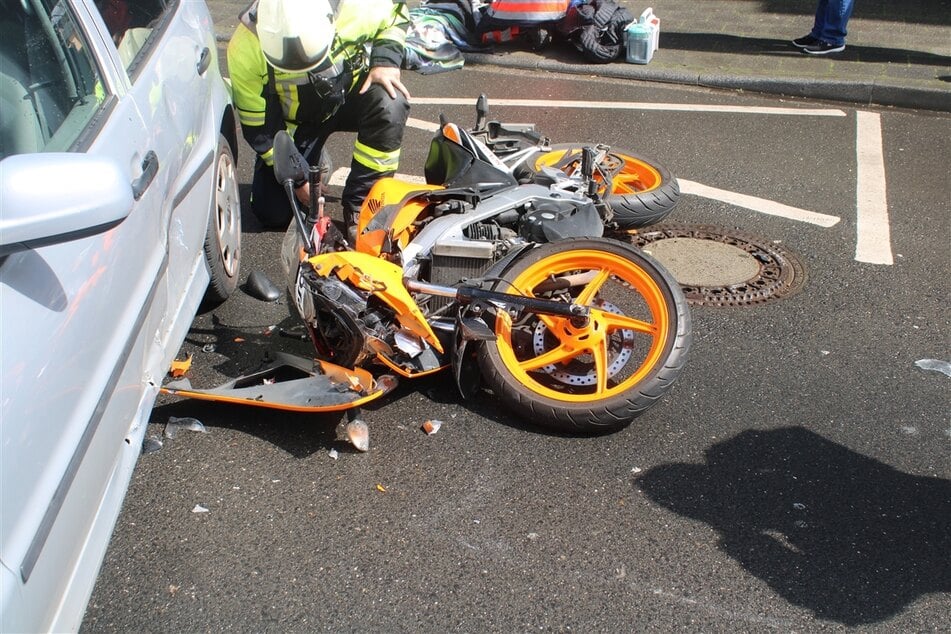 Bei einem Crash in Jülich hat sich eine 18-jährige Motorradfahrerin schwer verletzt.