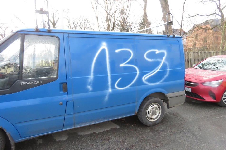 Im März hatte ein Unbekannter Zahlen, Buchstaben und Symbole auf Autos und Hausfassaden gesprüht. Nun wurde ein Verdächtiger ermittelt.