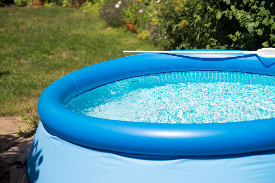 Wie geht denn das? Unbekannte klauen drei Meter großen Pool aus Garten