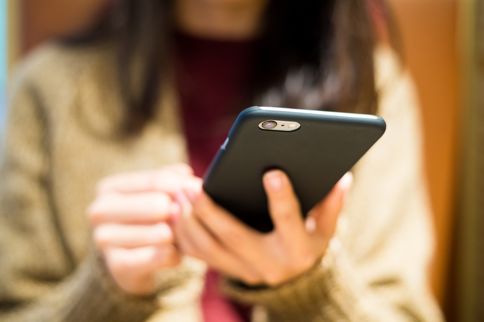 Kinder und Jugendliche haben laut Ifo-Umfrage während des Lockdowns mehr Zeit mit Computerspielen oder ihrem Handy verbracht. (Symbolbild)