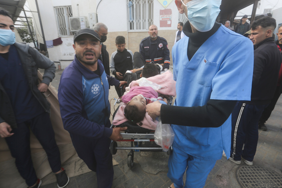 Palästinenser, die während der israelischen Luft- und Bodenoffensive in Chan Junis verwundet wurden, werden in ein Krankenhaus in Rafah im Gazastreifen gebracht.