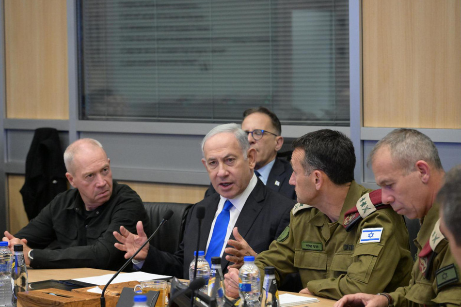 Israels Ministerpräsident Benjamin Netanjahu (2.v.l.), und Verteidigungsminister Joaw Galant (li.) bei einer Besprechung in dieser Woche.