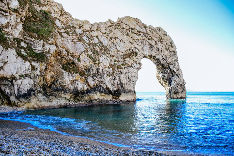 Die Felsbrücke "Durdle Door" ist nicht nur UNESCO-Weltnaturerbe, sondern auch ein beliebter Touristen-Hotspot. (Symbolbild)