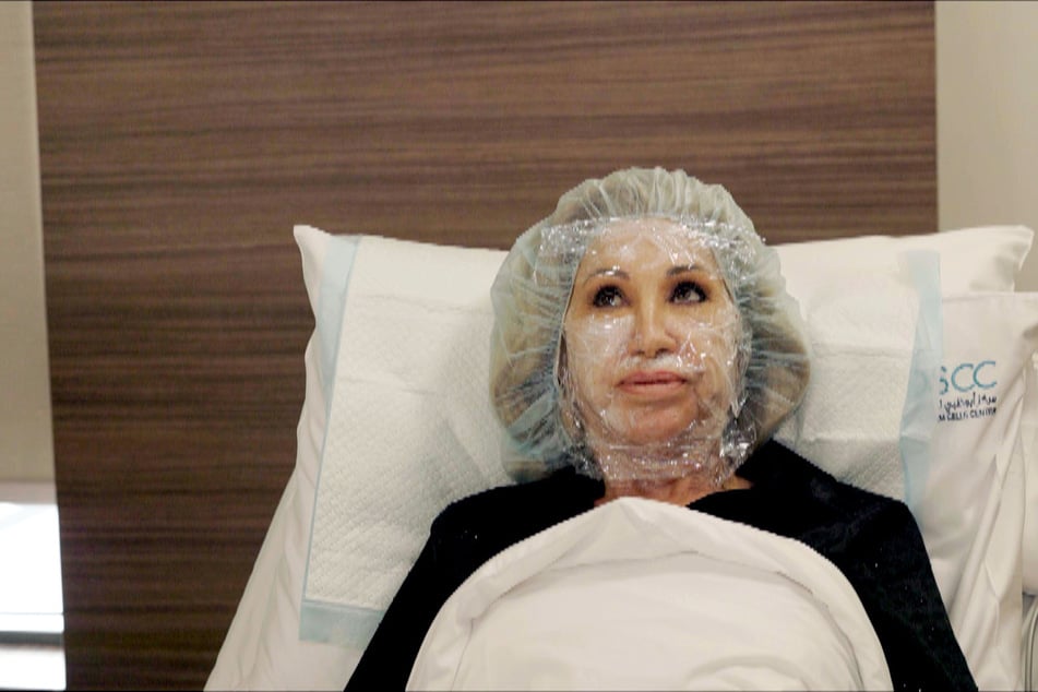 Während die Betäubungssalbe auf ihrem Gesicht einwirkt, wird die Kult-Blondine wieder mal von ihren Ängsten eingeholt.