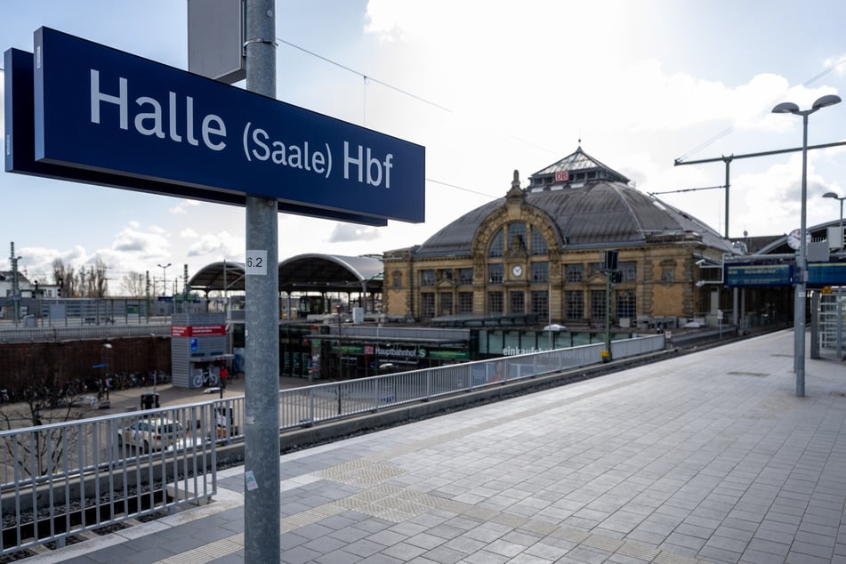Die Polizei musste einen Jugendlichen aus dem Gleisbett am Hallenser Hauptbahnhof ziehen. (Archivbild)