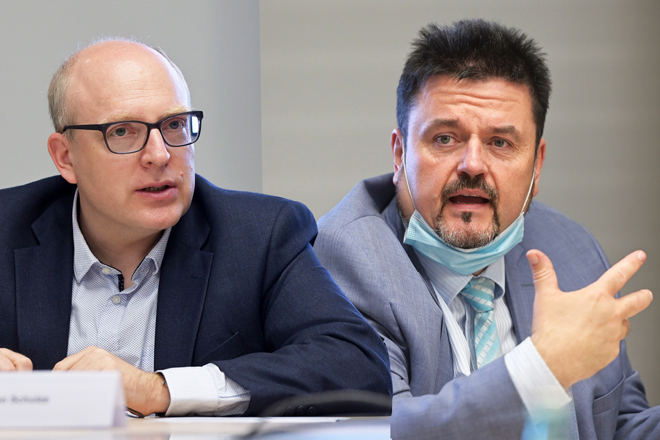 OB Sven Schulze (49, SPD, l.) nennt die Pläne "bahnbrechend". CVAG-Chef Jens Maiwald (55) hofft nun auf die Zustimmung vom Stadtrat und Fördermittel.