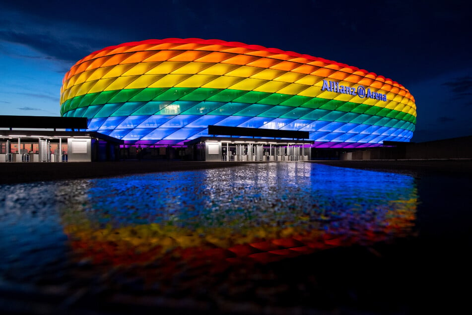 Die Allianz Arena leuchtet anlässlich des Christopher Street Days in Regenbogenfarben.