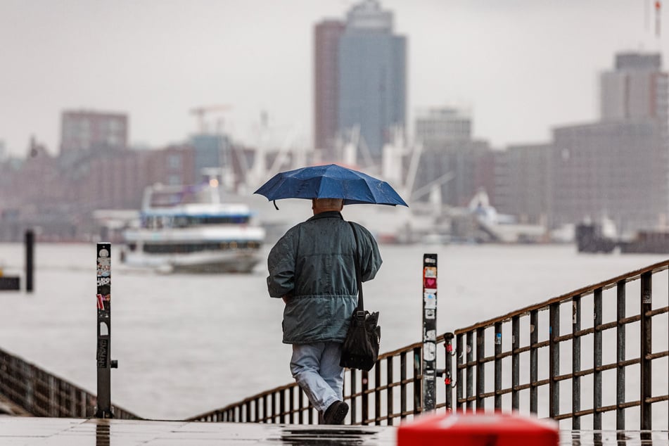 In Hamburg wird es mit Sprühregen und Starkwind zum Wochenende ungemütlich. (Symbolbild)