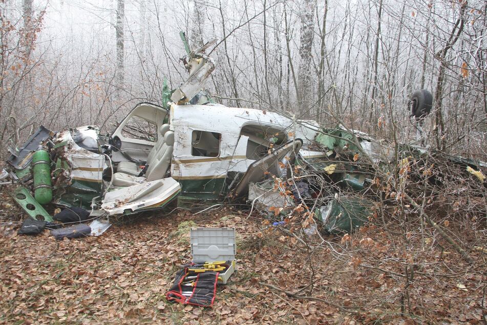 Rettungskräfte fanden das Wrack nach einer mehrstündigen Suchaktion im Wald.