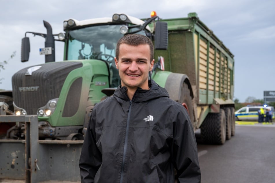 Robin Dambach (20) wurde am Freitag auf der B186 zum Helden: Als vor ihm ein Geländewagen in einen Schweinetransport krachte, zögerte der junge Landwirt nicht und rettete erst den Unfallfahrer (59) aus seinem Truck, um das Fahrzeug dann noch zu löschen.