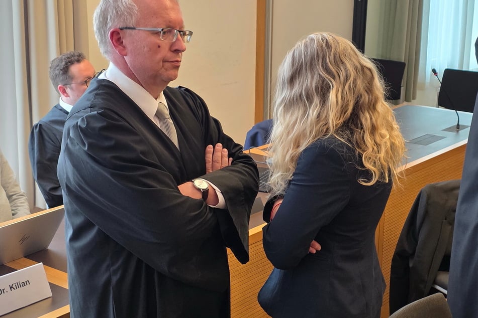 Vor Gericht verbirgt die Angeklagte Ramona B. (53) ihr Gesicht hinter ihren langen Haaren.