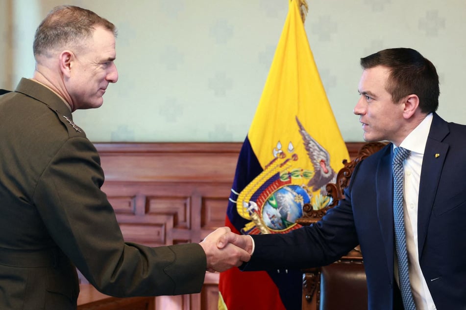Ecuador's President Daniel Noboa (r.) shakes hands with US Southern Command chief Francis Donovan in Quito on March 2, 2026.