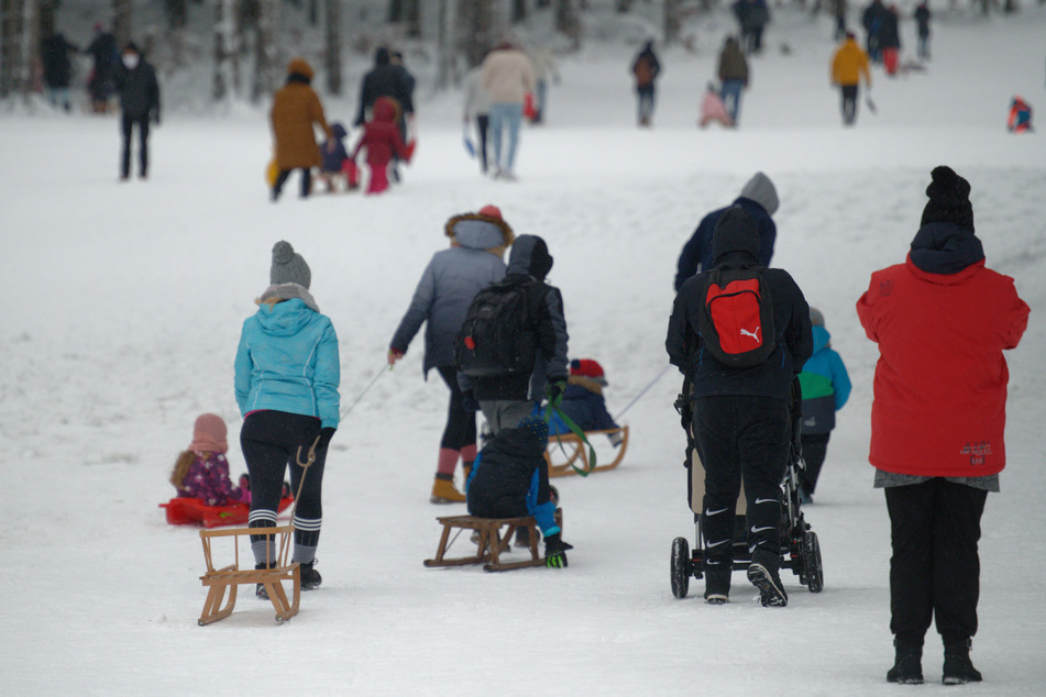 Dass Leute trotz coronabedingter Warnungen dennoch Wintersportgebiete wie hier in Winterberg aufsuchen, halten Psychologen für menschlich durchaus nachvollziehbar.