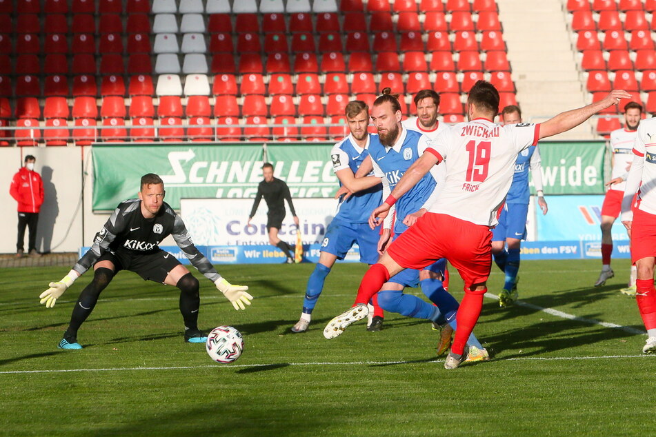 FSV-Urgestein Davy Frick (r., Nr. 19) hätte gern mit einem Tor unter Beweis gestellt, dass er in Topform ist. Doch Meppens Torwart Erik Domaschke (l.) konnte seinen Ball halten.